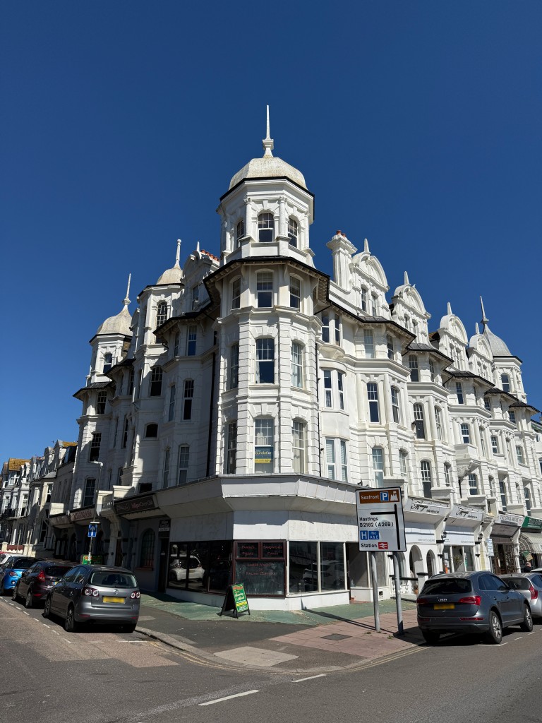 Lot: 52 - GROUND FLOOR AND BASEMENT PREMISES WITH SEA VIEWS - Corner property with glass frontage